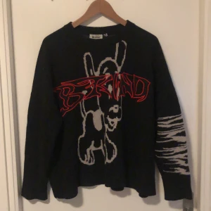 weekday sweatshirt - y2k/ emo sweatshirt. köpte den Weekday då den inte säljs där längre. Bra skick och passar perfekt om man vill ha oversized