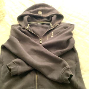 Sail racing hoodie - Sail racing zip hoodie! Köpt på kidsbranstore. Köpt för 999kr och säljer för 500kr priset kan diskuteras och skick 9/10 (kommer inte till andvänding ni kan bara ställa frågor😁