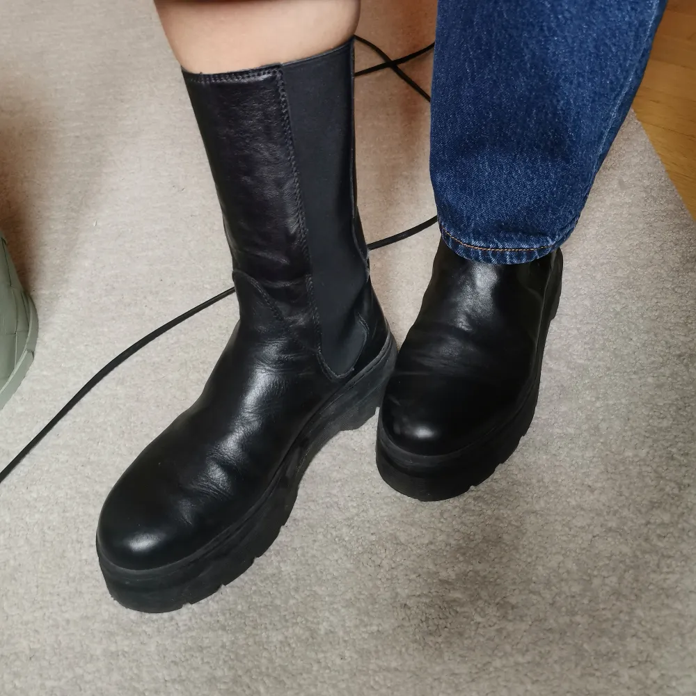 Svarta boots från Pavement, i storlek 38. Sparsamt använda. Passar till mycket. Skor.