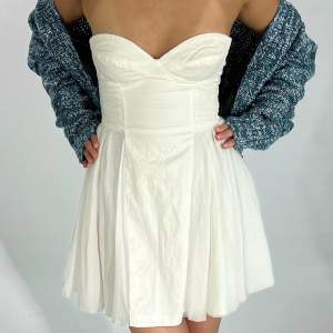 Säljer denna vita vintage klänning i storlek 36. Säljer även denna glitter- blåa boleron i en annan annons. Pris: klänning - 200kr, bolero - 150kr💙🤍. Kika på @mavi_vintage på IG för fler bilder 