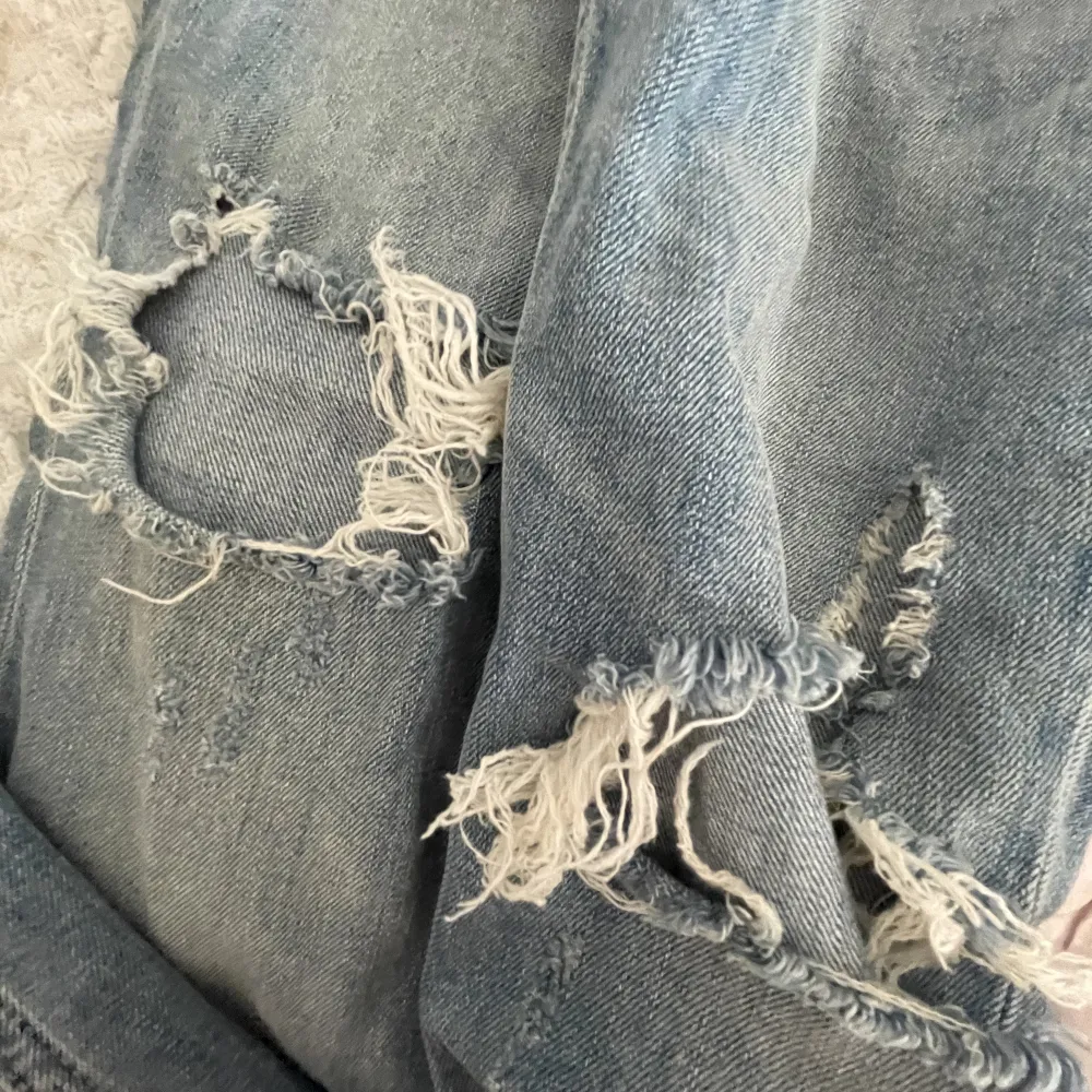 lågmidjade jeans med hål vid knäna och på framsidan på bild ett❤️‍🔥. Jeans & Byxor.
