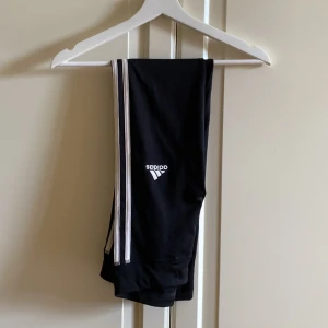 Adidastights - Adidastights i storlek 164. Hör av dig vid frågor eller funderingar. Ta hand om dig!💌