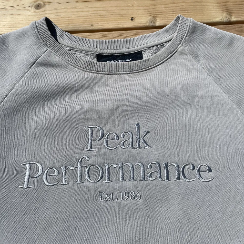 Hej jag säljer en snygg Peak Performance tröja i utmärkt skick. Plagget är använt fåtal gånger och är storlek L.👍🏼. Hoodies.