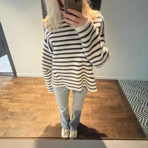 sweatshirt  - suuuper cool med en snygg detalj i ryggen, nypris runt 4500🏄🏼‍♀️mysig att dra över en sommarkväll 