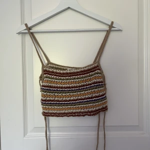 Topp - Sjukt söt topp som passar perfekt nu till sommaren💘ALDRIG ANVÄND!💘 storlek S, 70kr + frakt💘 nypris runt 250kr