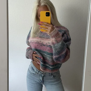 Stickad tröja - Säljer den härliga stickade tröjan. Perfekt att ta nu på sommarkvällarna🌸 Använd ca 2 gånger💕