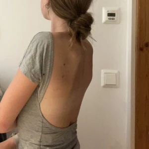 T-shirt med öppen rygg💘 - Jag tänkte kolla om någon är intresserad utav denna populära tröja med öppen rygg!😻 väldigt snygg och passar till nästan allt💕inga defekter och använd en gång! kontakta mig vid intresse🙌🏽🪩