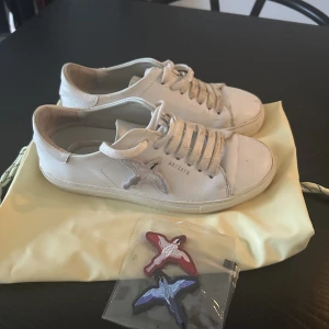 Axel arigato sneakers  - Vita sneakers från Axel arigato. Storlek 37.