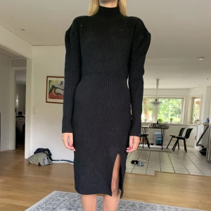 ADOORE KLÄNNING - Insydd adoore klänning i tidigare storlek 40. Funkar bra för storlek 34/36 som jag själv vanligtvis har. Nypris runt 1200kr! Stretchigt material som gör den användbar för de flesta med storlek mellan 34-40