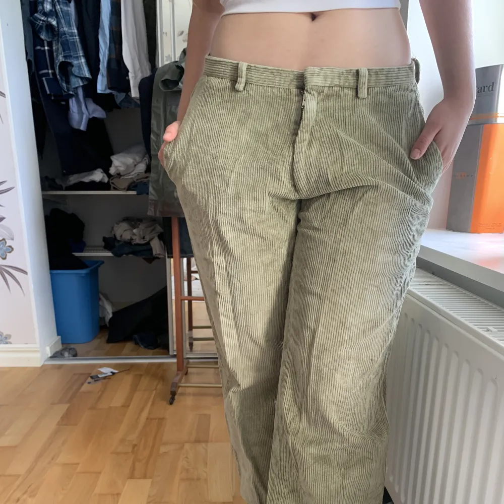 Olivgröna manchester byxor som är lågmidjade/midwaist och är raka/utsvängda i benen<3 Jättemysiga och i bra skick💓. Jeans & Byxor.