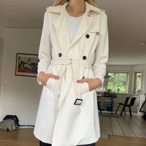 VIT KAPPA - Vit kappa, väldigt bra skick! Knappt använd. Skärp går att ta på/ta av 