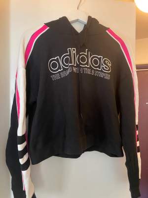 Fin hoodie i märket adidas, väldigt sparsamt använd. Strl M