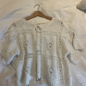 Så fin topp - Säljer denna ”topp” från zara, jag har använt den som typ en kofta. Använd en gång😍 köp direkt för 250kr+frakt 