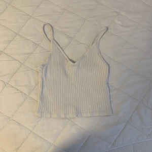 Topp - En tog som är i bra skick, lite för stor för mig vid bysten. Skön annars att ha på sig i det vardagliga livet hemma. 