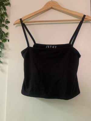 Linne - Ett vanligt linne som jag tror är köpt på Carlings (inte 100% säker) fint men banden är lite långa 🫂tryck INTE på köp nu 