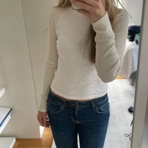 Långärmad tröja från brandy Melville  - En jättefin och bekväm tröja från brandy Melville!! Säljer pga att jag inte använt den så mycket! Om ni undrar något så får ni jättegärna höra av er!! Frakten ingår i priset ❤️