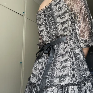 Kort mesh klänning - En kort klänning i mesh med volanger. Den säljs för att den är för kort för mig. Jättefin att ha på fest eller med strumbyxor till på hösten. Ursbrungligen från H&M men jag köpte den här på plick och har även gjort om den lite. 