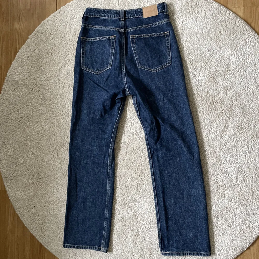 Jag säljer ett par väldigt snygga weekday jeans i modellen rowe. Dom har inga effekter, storlek 27/30. Priset kan diskuteras, hör av er vid frågor :). Jeans & Byxor.