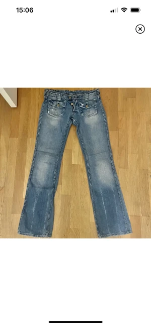 Lågmidjade jeans - Lågmidjade jeans från ltc, som är försmå (köpta här på plick). Midjemått 76 cm och innebenslängd 80 cm. Kontakta gärna mig vid frågor☺️💕🙌 Så snygga!! Priset kan absolut diskuteras 