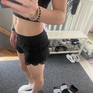 Shorts/kjol - Söta mönstrade shorts som, när de sitter på, ser lite ut som en kjol. Stretchiga i midjan och sidenmaterial inuti. 