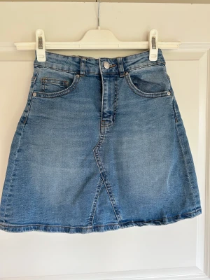 Jeanskjol från Gina Tricot, stl 34 - Lätt utsvängd jeanskjol. 