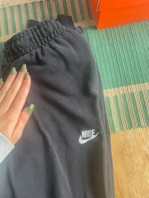 Nike mjukisbyxor  - Få använda Nike mjukisbyxor, bra skick och sköna! skriv för mer info och bilder💕