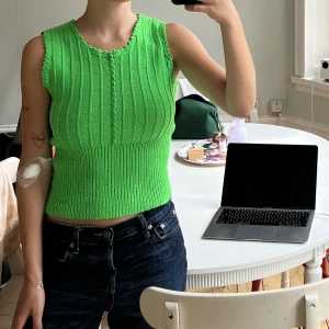 Stickad topp / väst - Cool och smickrande stickad topp i neongrönt. Köpt vintage och har ingen lapp med märke.