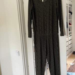 Grön leopardmönstrad jumpsuit  Storlek M/L Märke: liberté 