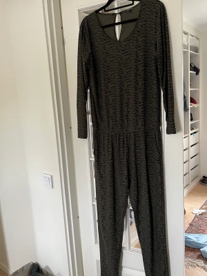 Grön leopardmönstrad jumpsuit  - Grön leopardmönstrad jumpsuit  Storlek M/L Märke: liberté 