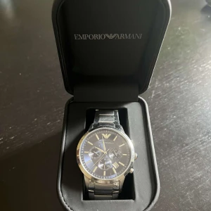 Emporio Armani AR2448 Herrklocka - Emporio Armani AR2448 Herrklocka, rostfritt stål armband. Använd ett fåtal gånger. Färgen mörkblå, bara att fråga om man vill se mer bilder!