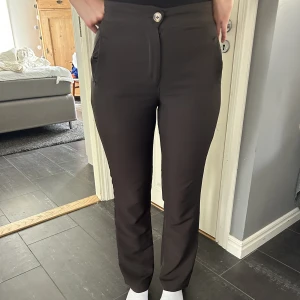 Svarta kostymbyxor - Svarta kostymbyxor från ett Danskt märke