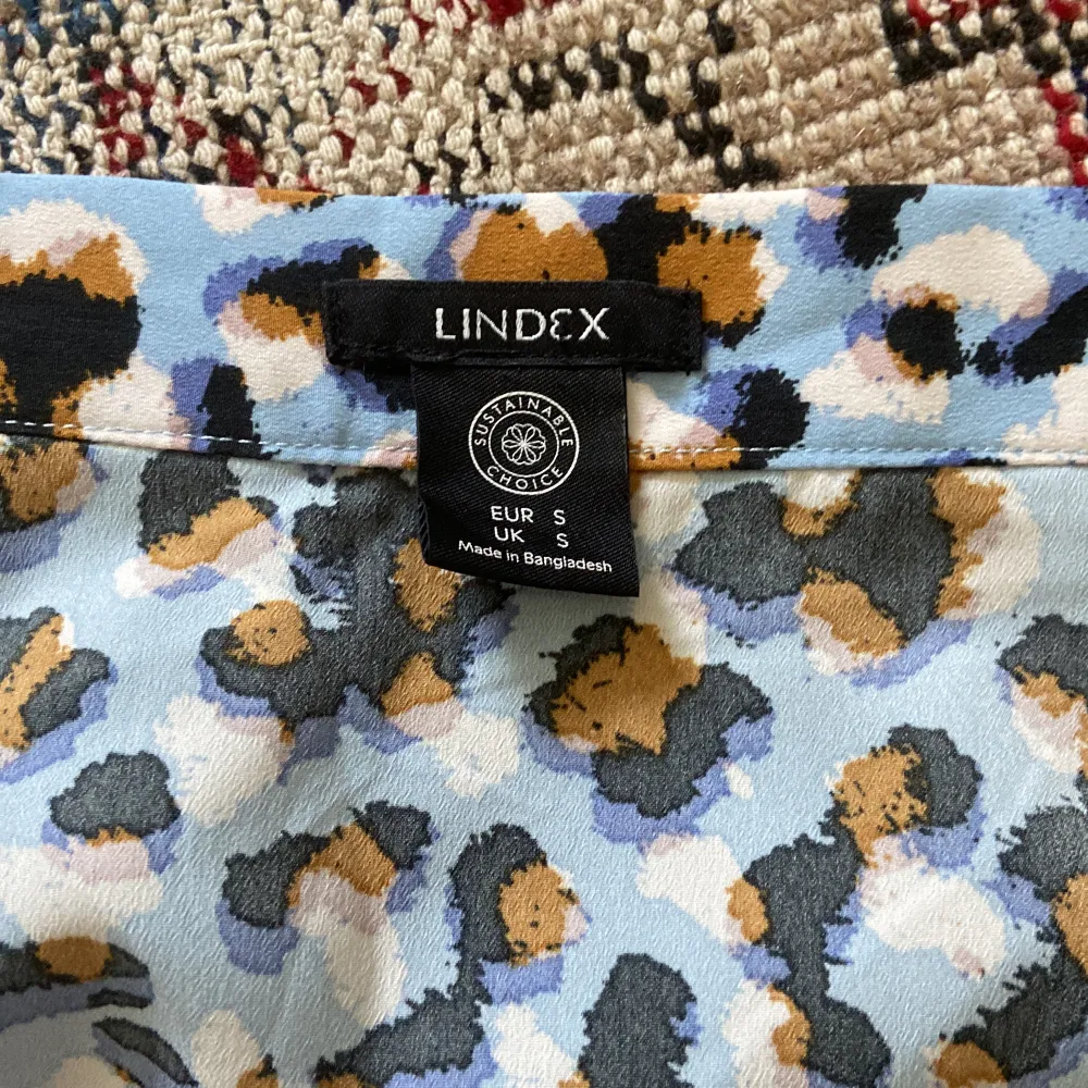 Säljer en långkjol med leopardmönster från Lindex som har en knytsak vid sidan. Köpte den för typ 1 år sedan men har inte använt den då det inte är min stil. Passar S. Säljer för 100 kr + frakt. Skriv om ni har fler frågor.. Kjolar.