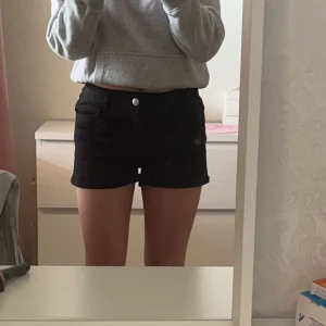 Shorts  - Ett par svarta jeans shorts 
