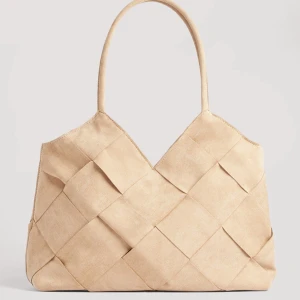 Vävd väska från NA-KD💞SLUTSÅLD - Säljer denna fina vävda väska från nakd, knappt använd och i fint skick!💞 rymmer mycket och passar till allt! I en beige aktig färg! Slutsåld på NA-KD!!