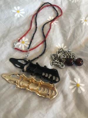 Smycken  - Fingerringarna 20kr/st. Chokers 10kr/st. Körsbär choker 20kr. Allt för 70kr. Frakt kostar extra 15-30kr (frimärken). PS: klickar du köpt direkt köper du allt samtidigt!