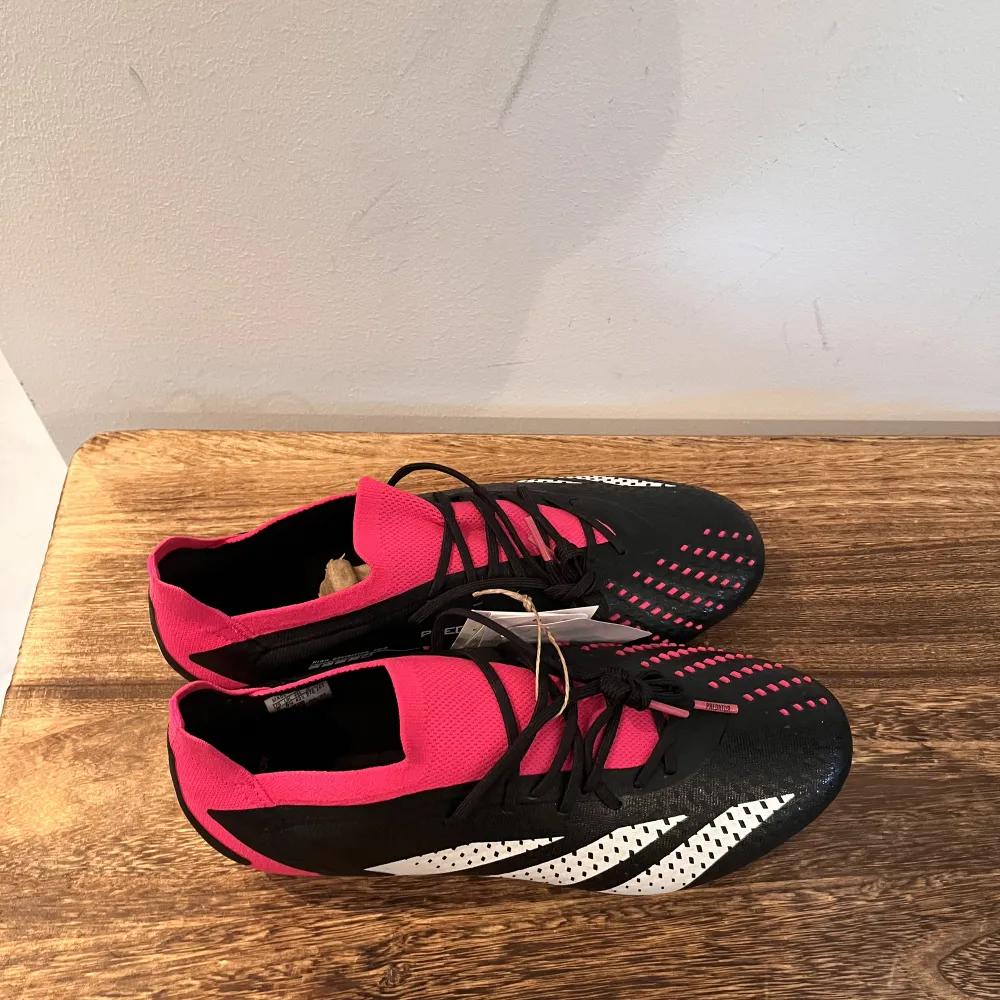 Adidas predator 42 2/3  Skruvdobb Helt nya Nypris 2699kr . Skor.