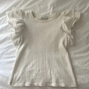Säljer den här jättefina tröjan från Zara. Har använt den några gånger.💕