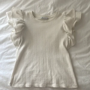Zara tröja  - Säljer den här jättefina tröjan från Zara. Har använt den några gånger.💕