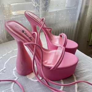 Platåskor - Platåskor💞 Så coola platåskor med snörning, superfint skick i storlek 38! Säljer då de inte har kommit till användning. Fraktar men kan också mötas! Skriv gärna innan ni köper🎀