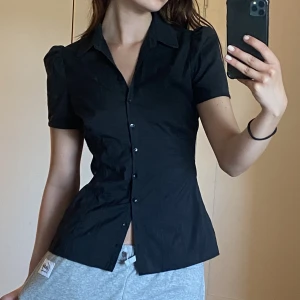 Kortärmad skjorta - Söt kortärmad skjorta med lite puffiga axlar, jättefint skick knappt använd<3 Passar mig som är S vanligtvis 