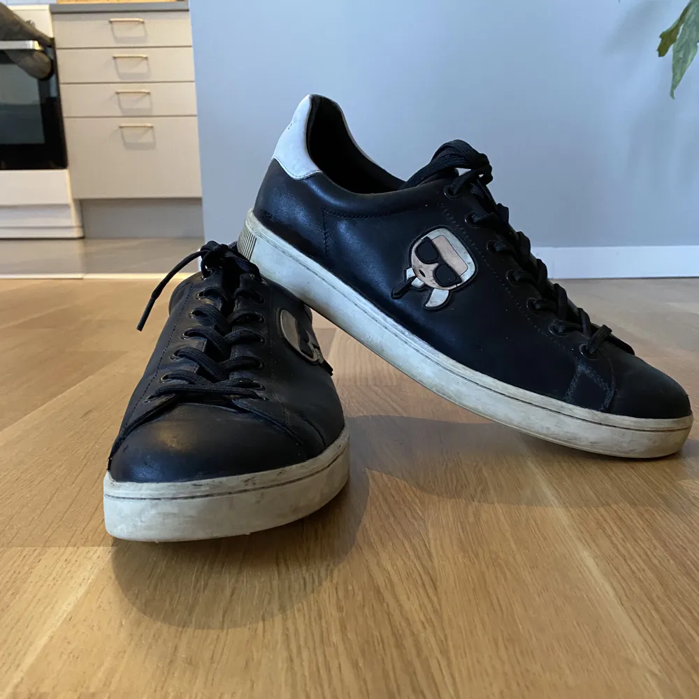 Snygga svarta läder sneakers från Karl Lagerfeld i storlek 43.  De är använda men i gott skick, därav säljs de billigt.. Skor.