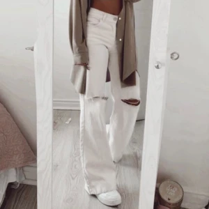 Vita jeans - Säljer ett par oanvända vita ”regular wide” jeans ✨Säljer för 300kr. (Nypris 699kr)                            Storlek W28 L32 —> 38, s/m