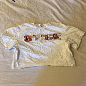 Croppad t-shirt - En croppad crop top i storlek 140, men funkar jättebra på mig som är xs. Säljs pga av den inte används längre. Postbevis finns tillgängligt!🫶🏻🫶🏻💗