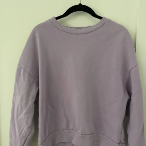 Lilla sweatshirt  - Fin lilla sweatshirt från ginatricot, bra i storlek 🙌🏼🧘‍♀️🥂
