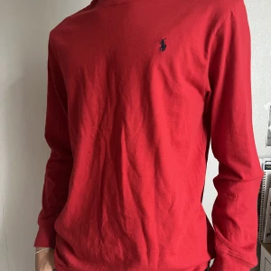 Polo Ralph Lauren Tröja - Säljer min Polo Ralph Lauren tröja då jag inte använder den längre. Storleken är XL men passar mig som är S-M(178cm lång).