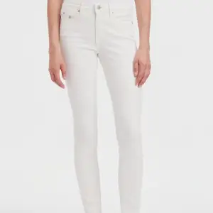 Jeans från Calvin Klein Jeans, modell Mid Rise skinny. Helt ny, men utan prislapp.  Storlek: 29/32 Material: Bomull, elastan