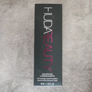 (NY) Huda Beauty Faux Filter Luminous Matte Foundation  - Färg: Tres Leches Nypris: 549 Foundation från Huda Beauty, helt ny och oöppnad, finns kvitto🥰