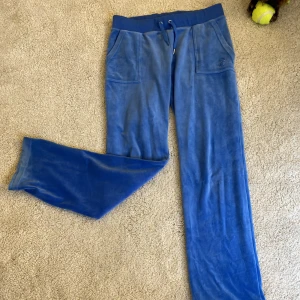 Juciy couture  - Juciy couture modell boot cut men också lite straight blå säljer på grund av dem är för stora för mig tyvärr
