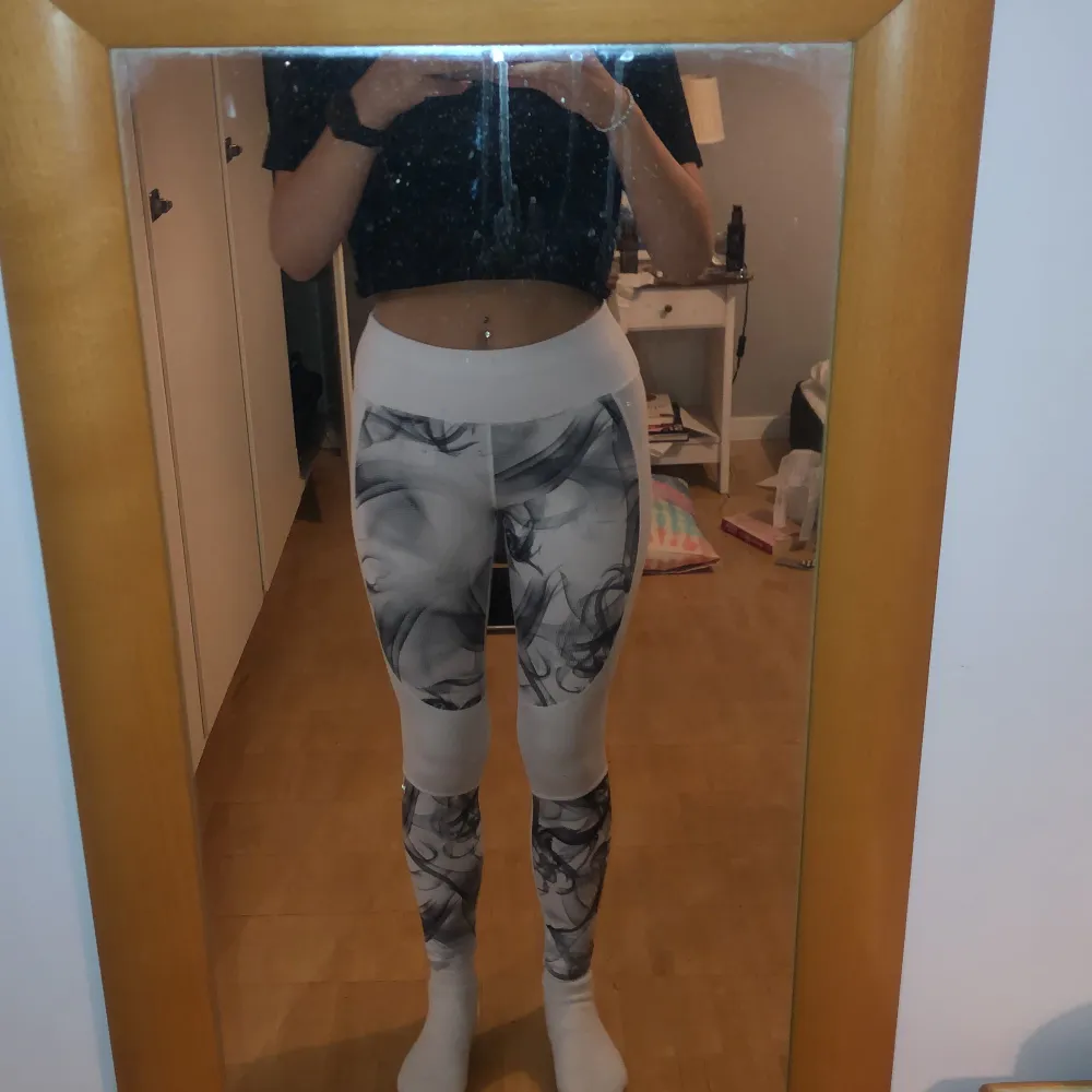 Fina vita tights, använda fåtal gånger. Blir ej genomskinliga. ☺️. Jeans & Byxor.