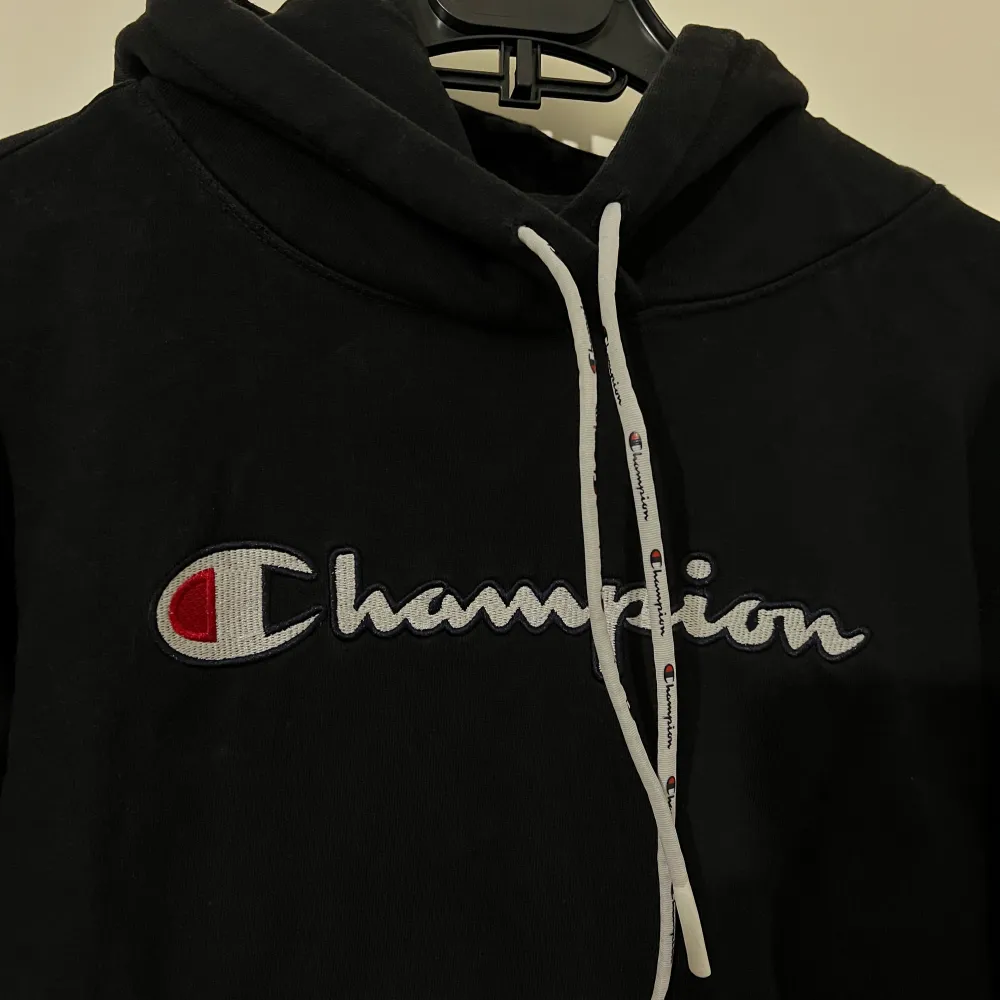 En champion hoodie som är i fint skick.✨ den kommer tyvärr inte till användning längre.✨ köparen står för frakt!. Hoodies.